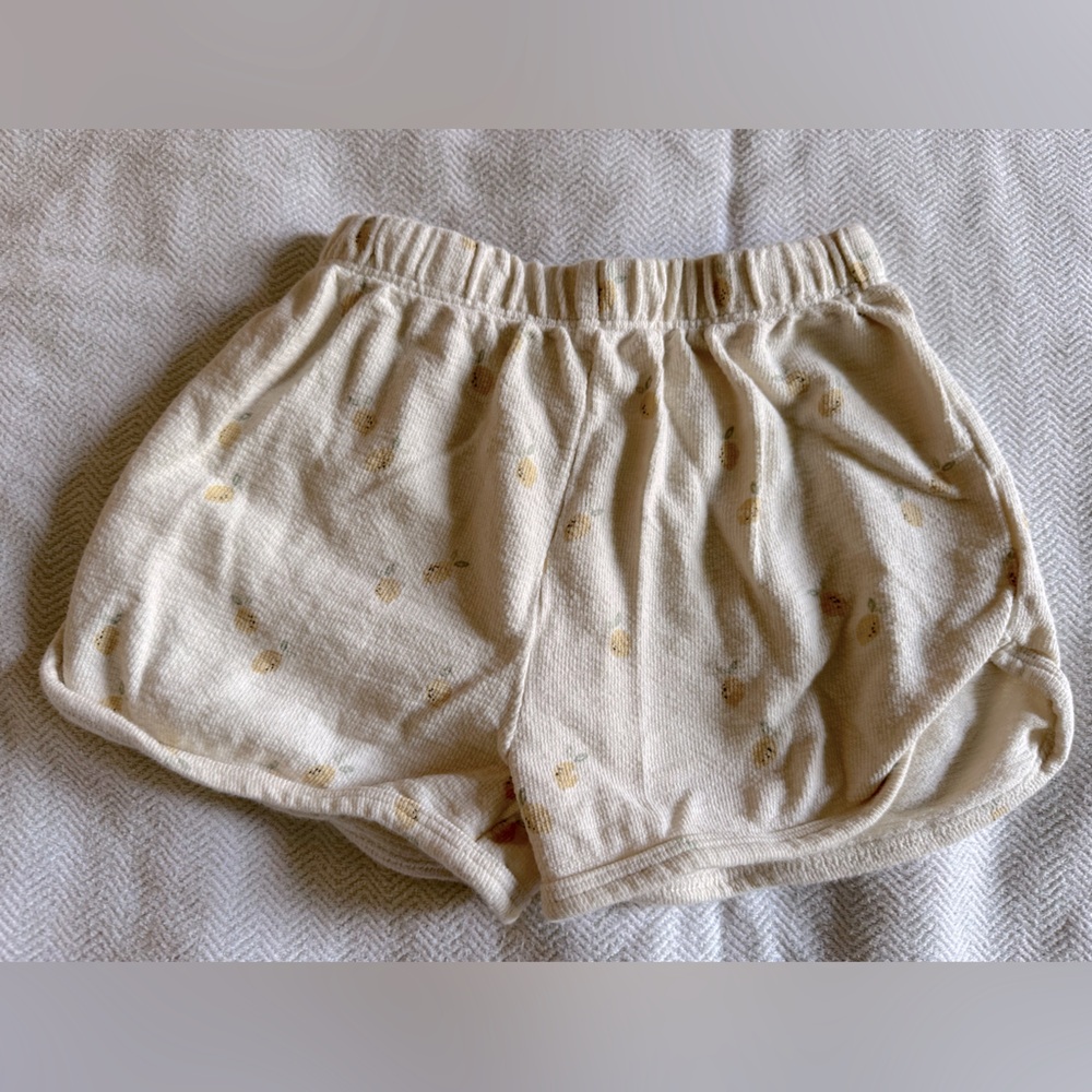 Quincy Mae French terry lemon print shorts, size 4/5